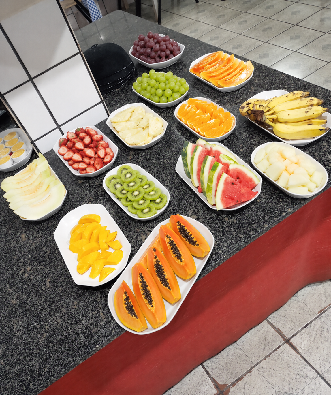 Frutas frescas selecionadas e sucos naturais no café da manhã